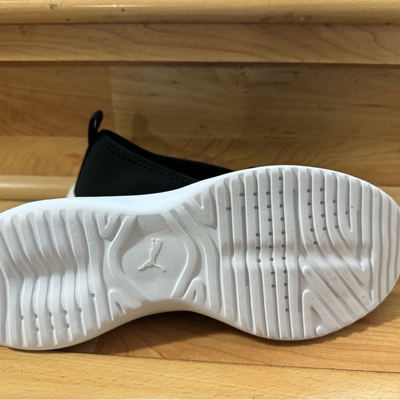 Women’s size 9 puma shoes. Bought the wrong size and cannot return. Never worn - Picture 2 of 4